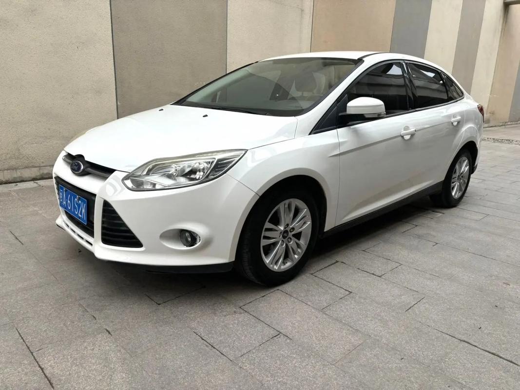 福克斯2012经典款三厢(福克斯经典款三厢18油耗多少)