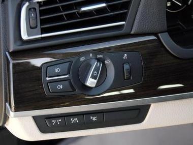 宝马320im 宝马320i没电了怎么开后备箱门