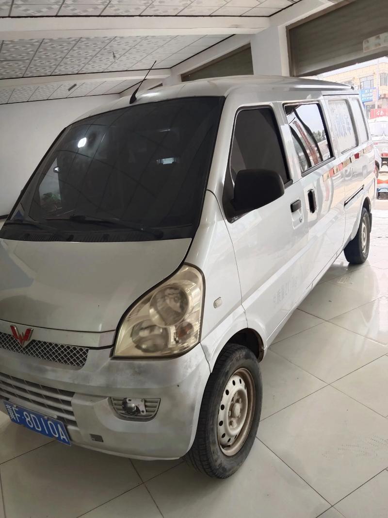 个人二手五菱荣光加长版 二手五菱荣光加长版老款,改色喷漆需要多少钱?