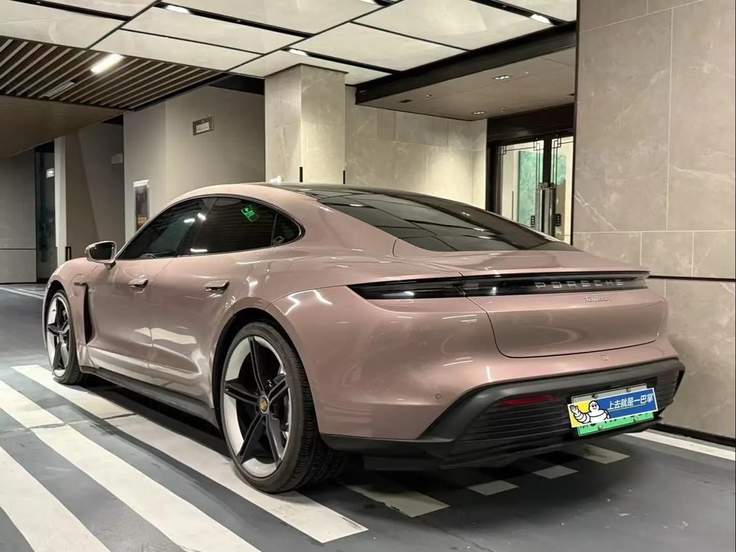 保时捷taycan粉色,保时捷新粉色