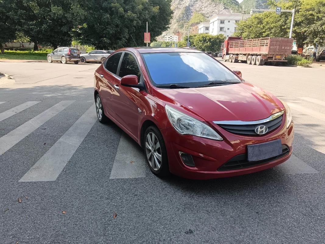 13年现代瑞纳值得买吗/2013年现代瑞纳新车多少钱